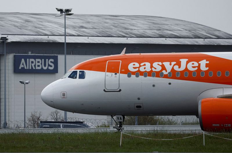 &copy; Reuters. Un aeromobile easyJet Airbus A320-214 si prepara al decollo dall'aeroporto di Nantes Atlantique davanti a uno stabilimento Airbus, a Bouguenais, vicino a Nantes, Francia, 3 aprile 2024. REUTERS/Stephane Mahe