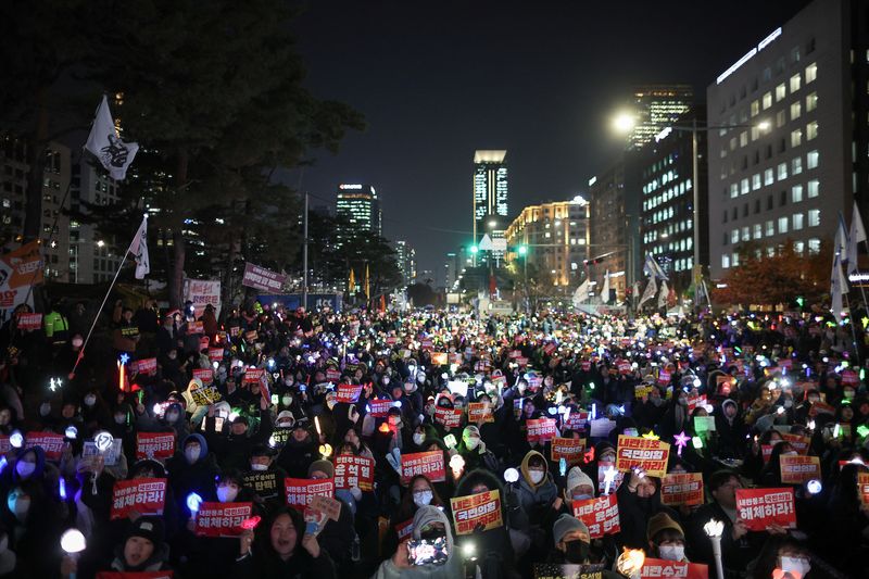 &copy; Reuters. Manifestantes protestam pelo impeachment do presidente da Coreia do Sul, Yoon Suk Yeol, em Seuln11/12/2024 REUTERS/Kim Hong-Ji