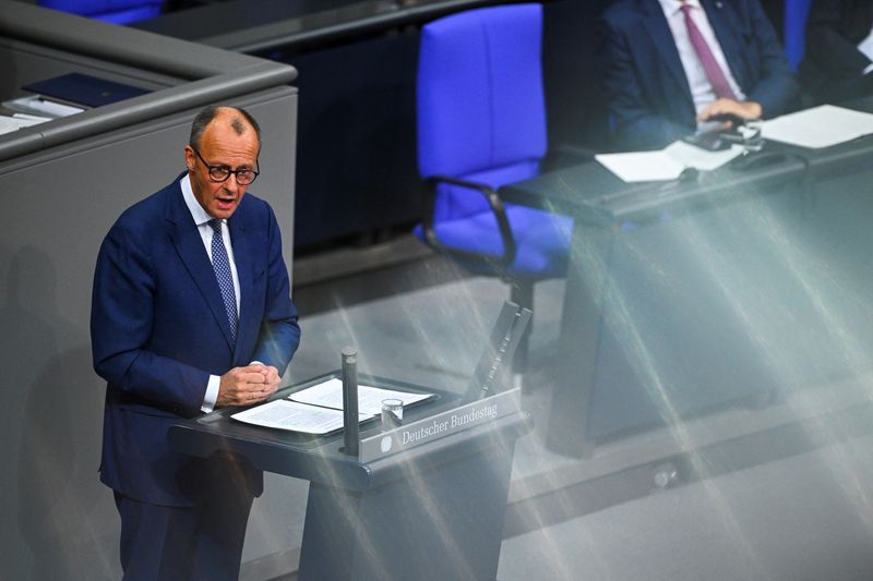 © Reuters. FILE PHOTO: German opposition leader Friedrich Merz of the Christian Democratic Union party (CDU) addresses the lower house of parliament, the Bundestag, in Berlin, Germany November 13, 2024. REUTERS/Annegret Hilse/File Photo