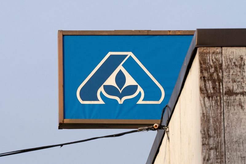 © Reuters. A logo is seen on the exterior of an Albertsons supermarket after a U.S. judge blocked the pending $25 billion merger of U.S. grocery chains Kroger and Albertsons, siding with the U.S. Federal Trade Commission, in Seattle, Washington, U.S. December 10, 2024.  REUTERS/David Ryder