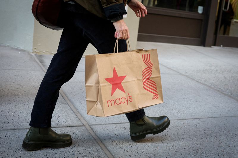 &copy; Reuters. FILE PHOTO: A shopper walks on 5th Avenue shopping district during the holiday season in New York City, U.S., November 25, 2024. REUTERS/Brendan McDermid/File Photo