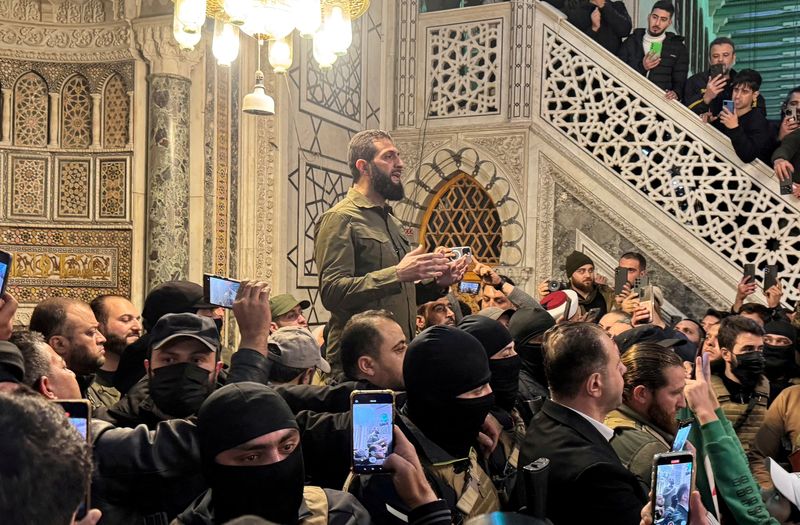 © Reuters. FILE PHOTO: Top rebel commander Abu Mohammed al-Golani speaks to a crowd at Ummayad Mosque in Damascus, after Syrian rebels announced that they have ousted President Bashar al-Assad, Syria December 8, 2024. REUTERS/Mahmoud Hassano/File Photo