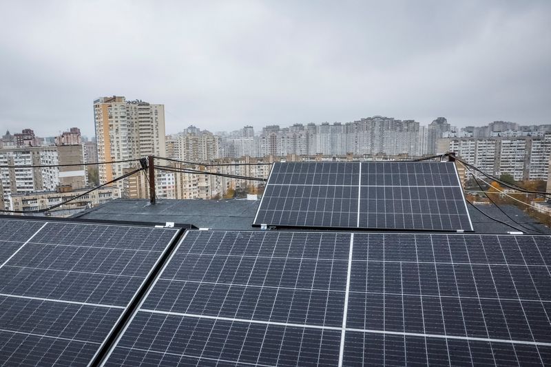 &copy; Reuters. Painéis solares em edifíciosn14/11/2024nREUTERS/Alina Smutko