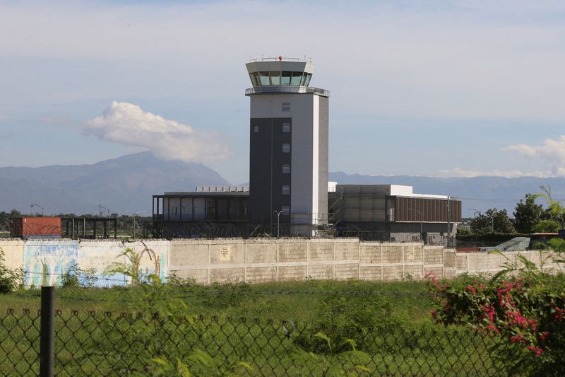 &copy; Reuters. Torre do aeroporto Toussaint Louverture em Porto Príncipen13/11/2024   REUTERS/Marckinson Pierre