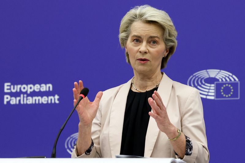 &copy; Reuters. La presidente della Commissione europea Ursula von der Leyen parla durante una conferenza stampa con la Presidente del Parlamento europeo Roberta Metsola (non nella foto) dopo il voto del Parlamento per l'approvazione della nuova Commissione europea, a St