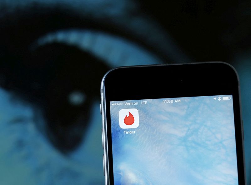 &copy; Reuters. FILE PHOTO: The dating app Tinder is shown on an Apple iPhone in this photo illustration taken February 10, 2016.  REUTERS/Mike Blake/Illustration/File Photo