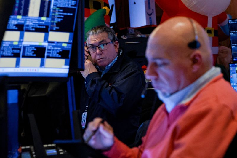 © Reuters. Traders work on the floor at the New York Stock Exchange (NYSE) in New York City, U.S., December 10, 2024.  REUTERS/Brendan McDermid