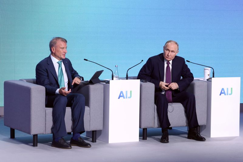 © Reuters. Russian President Vladimir Putin and Sberbank's CEO German Gref attend AI Journey, an international conference on artificial intelligence technology, in Moscow, Russia December 11, 2024. Sputnik/Valery Sharifulin/Pool via REUTERS