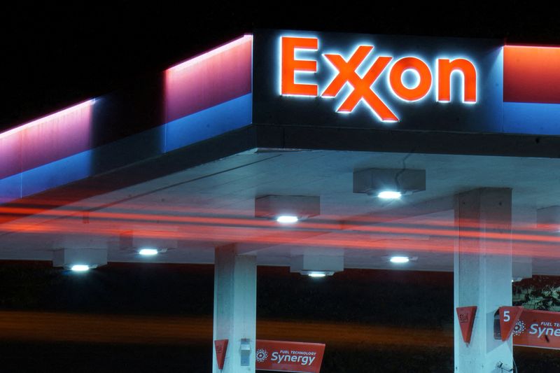 &copy; Reuters. FILE PHOTO: Vehicles pass in front of an Exxon service station in Bethesda, Maryland, U.S., November 25, 2024. Picture taken with long exposure. REUTERS/Raphael Satter/File Photo