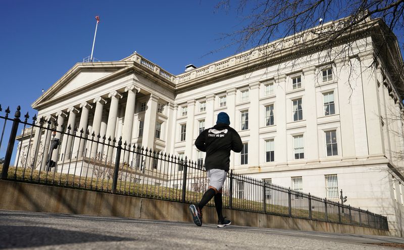 © Reuters. FILE PHOTO: A man jogs past the U.S. Treasury building in Washington, U.S., January 20, 2023.  REUTERS/Kevin Lamarque/File Photo