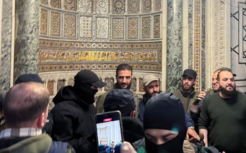 &copy; Reuters. Top rebel commander Abu Mohammed al-Golani talks to the crowd at Ummayad Mosque in Damascus after Syrian rebels announced that they have ousted President Bashar al-Assad, Syria December 8, 2024. REUTERS/Mahmoud Hassano/File Photo