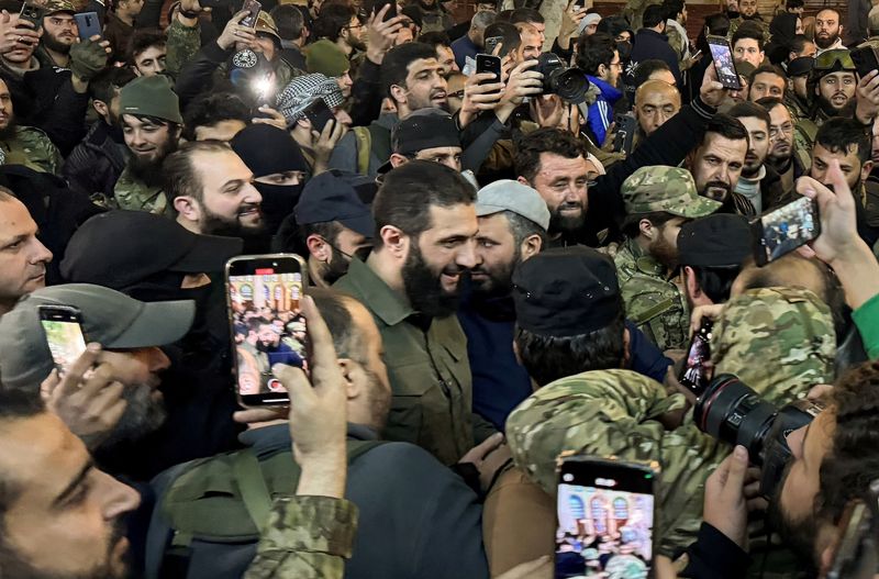 © Reuters. Top rebel commander Abu Mohammed al-Golani greets the crowd at Ummayad Mosque in Damascus, after Syrian rebels announced that they have ousted President Bashar al-Assad, Syria December 8, 2024. REUTERS/Mahmoud Hassano/File Photo