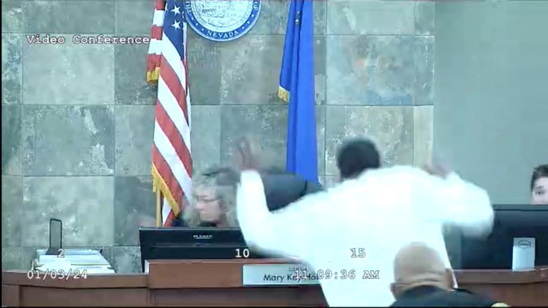 © Reuters. Deobra Redden, who is attending his sentencing hearing for a charge of attempted battery with substantial bodily harm, lunges at Judge Mary Kay Holthus as she hands down the sentence at a court in Las Vegas, Nevada, U.S. January 3, 2024 in this still image taken from video.    Clark County District Court/Handout via REUTERS