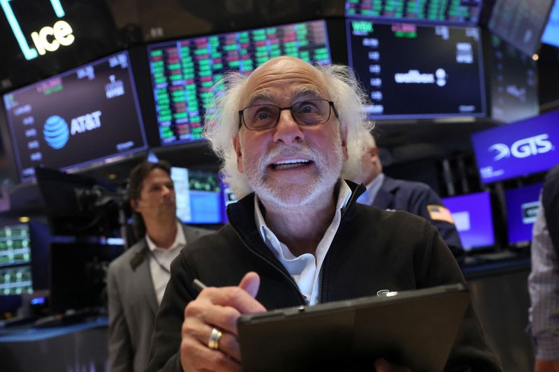 © Reuters. FILE PHOTO: Traders work on the floor at the New York Stock Exchange (NYSE) in New York City, U.S., August 8, 2024.  REUTERS/Brendan McDermid/File Photo