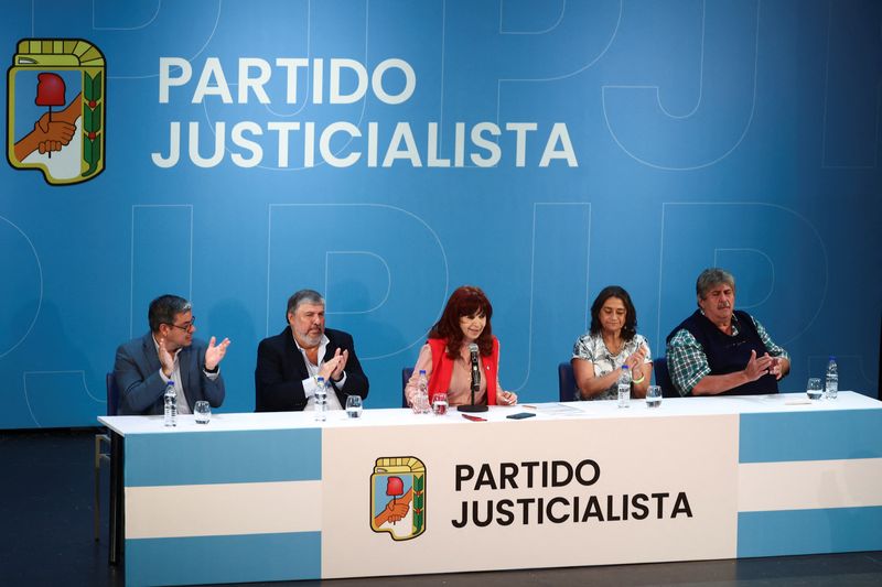 © Reuters. Former Argentine President Cristina Fernandez de Kirchner speaks next to German Martinez, Jose Mayans, Lucia Corpacci and Ricardo Pignanelli during a rally for Kirchner to assume the presidency of the Peronist opposition Justicialist Party, in Buenos Aires, Argentina , December 11, 2024. REUTERS/ Tomas Cuesta