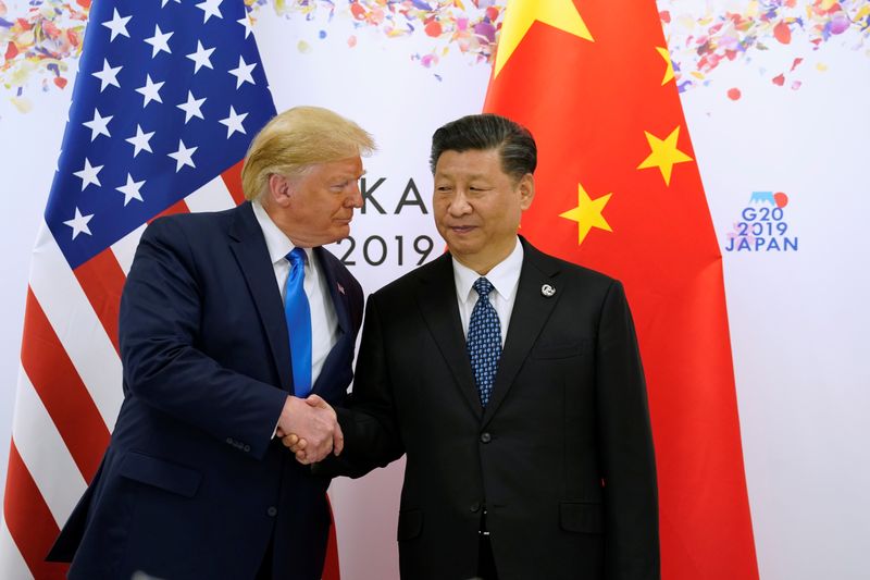 © Reuters. U.S. President Donald Trump and China's President Xi Jinping shake hands ahead of their bilateral meeting during the G20 leaders summit in Osaka, Japan, June 29, 2019. REUTERS/Kevin Lamarque/File Photo