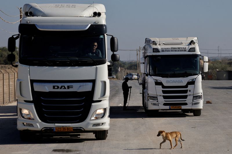 &copy; Reuters. FILE PHOTO: Trucks carry humanitarian aid destined for the Gaza Strip, amid the ongoing conflict in Gaza between Israel and Hamas, at the Kerem Shalom crossing in southern Israel, November 11, 2024. REUTERS/Amir Cohen/File Photo