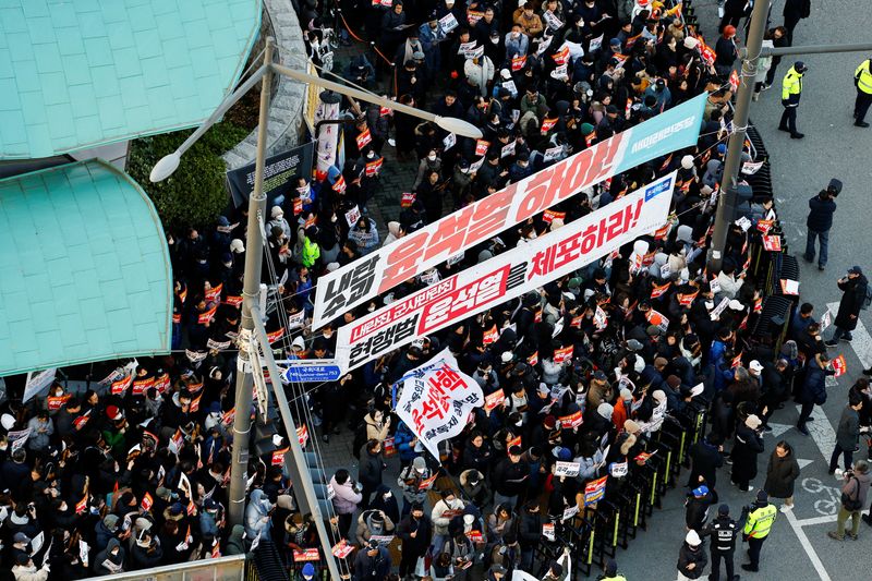 &copy; Reuters. Protesters demanding the impeachment of South Korean President Yoon Suk Yeol, who declared martial law, which was reversed hours later, gather in front of the National Assembly in Seoul, South Korea, December 6, 2024. REUTERS/Kim Kyung-Hoon/File Photo