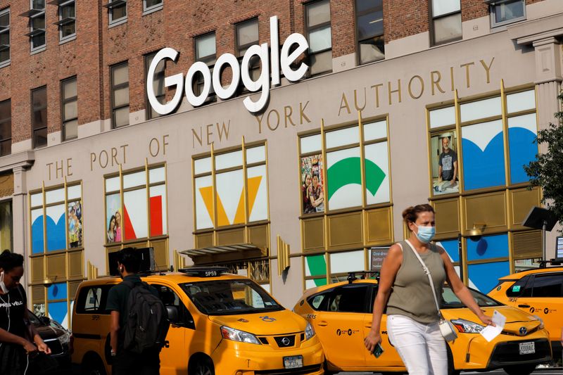 © Reuters. A person in a mask walks by the New York Google offices after they announced they will postpone their reopening in response to updated CDC guidelines during the outbreak of the coronavirus disease (COVID-19) in Manhattan, New York City, U.S., July 29, 2021. REUTERS/Andrew Kelly/File Photo