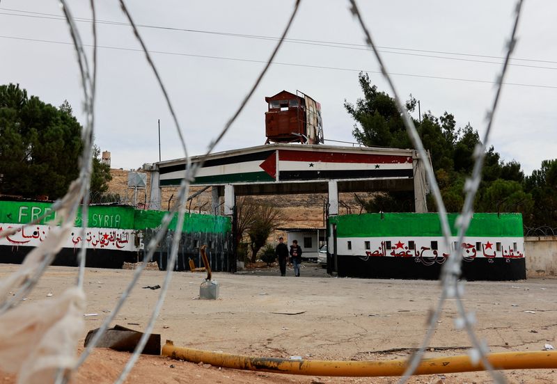 © Reuters. People walk as the search for prisoners at Sednaya prison continues after rebels seized the capital and announced that they have ousted President Bashar al-Assad in Sednaya, Syria, December 11, 2024. REUTERS/Ammar Awad