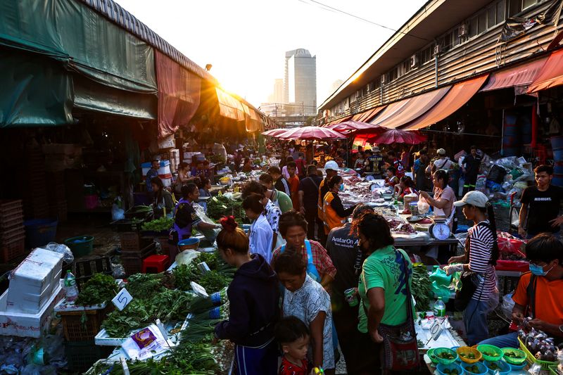 © Reuters. FILE PHOTO: People shop at a market in Bangkok, Thailand, May 2, 2024. REUTERS/Athit Perawongmetha/File Photo