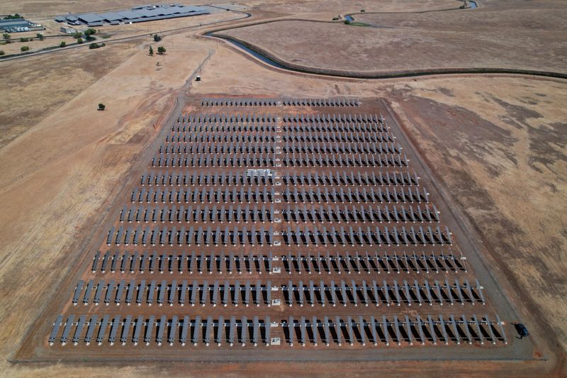 © Reuters. The campus for the University of California, Merced, features a canal system and a solar farm in Merced, California, U.S. August 17, 2022. REUTERS/Nathan Frandino/File Photo