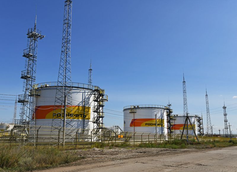 © Reuters. FILE PHOTO: A view shows fuel tanks at a facility of Rosneft energy company outside the town of Neftegorsk in the Samara Region, Russia September 1, 2023. REUTERS/Alexander Manzyuk/File Photo