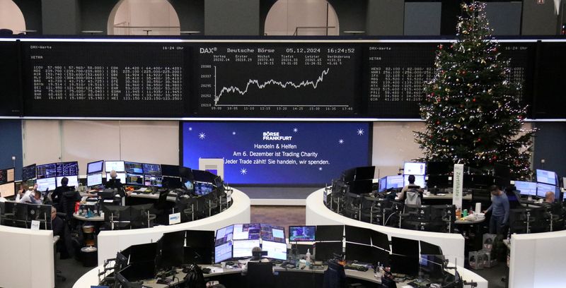 © Reuters. FILE PHOTO: The German share price index DAX graph is pictured at the stock exchange in Frankfurt, Germany, December 5, 2024.    REUTERS/Staff/File Photo