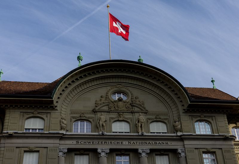 © Reuters. FILE PHOTO: A flag is pictured on the Swiss National Bank (SNB) building in Bern, Switzerland, November 6, 2024. REUTERS/Denis Balibouse/File Photo