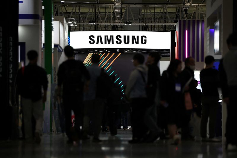 © Reuters. The logo of Samsung Electronics is seen at its booth during The 26th Semiconductor Exhibition 2024 in Seoul, South Korea, October 23, 2024.   REUTERS/Kim Hong-Ji/File Photo