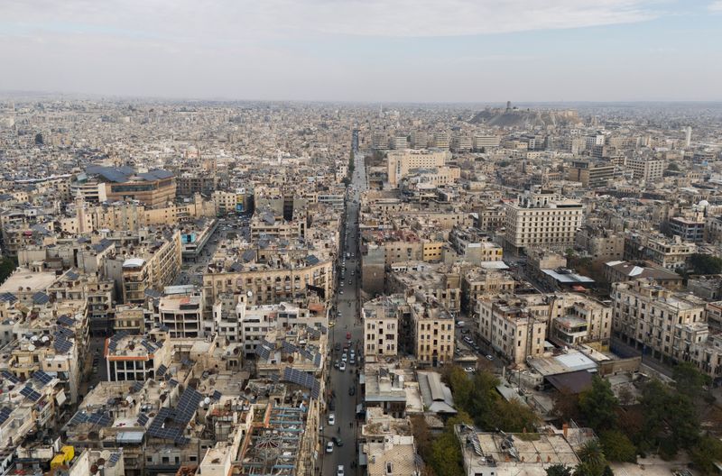 &copy; Reuters. Un drone mostra edifici residenziale e l'antica cittadella, dopo che i ribelli hanno conquistato la principale città settentrionale di Aleppo per poi spingersi a sud dal loro enclave a nord-ovest del Paese, ad Aleppo, Siria, 4 dicembre 2024. REUTERS/Kara