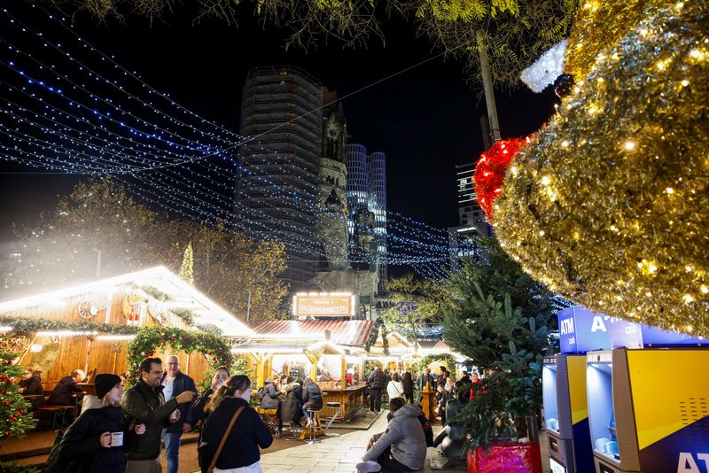 &copy; Reuters. Persone visitano il mercatino di Natale recentemente inaugurato nella Breitscheidplatz di Berlino, Germania, 25 novembre 2024. REUTERS/Axel Schmidt