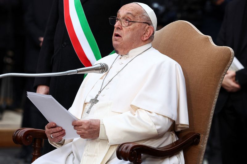 © Reuters. FILE PHOTO: Pope Francis, with a large bruise on his chin, speaks during the Immaculate Conception celebration prayer near the Spanish Steps in Rome, Italy, December 8, 2024. REUTERS/Guglielmo Mangiapane/File Photo