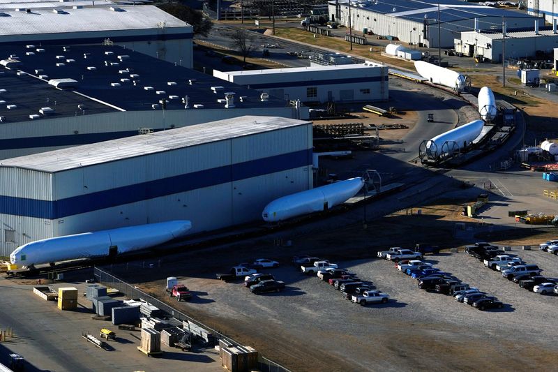 © Reuters. Airplane fuselages bound for Boeing's 737 Max production facility await shipment on rail sidings at Spirit AeroSystems headquarters  in Wichita, Kansas, U.S. December 10, 2024. REUTERS/Nick Oxford