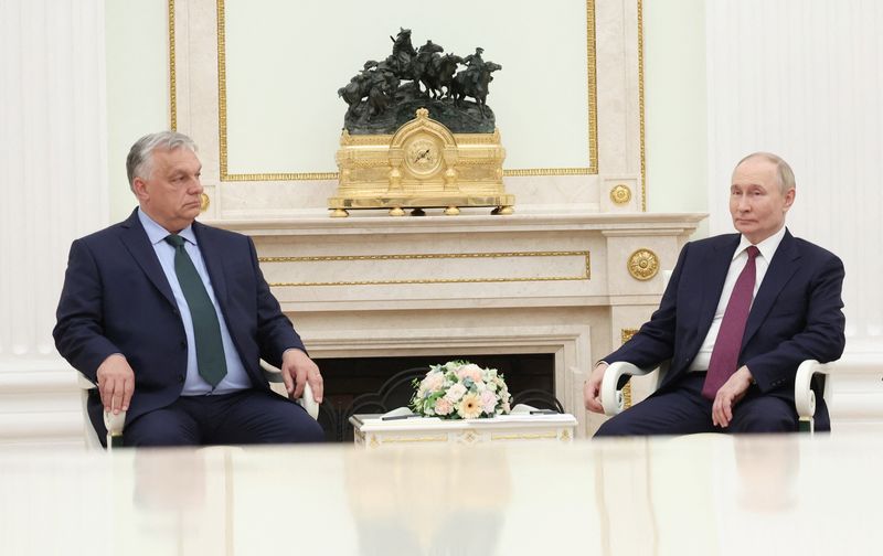 &copy; Reuters. FILE PHOTO: Russia's President Vladimir Putin and Hungary's Prime Minister Viktor Orban attend a meeting at the Kremlin in Moscow, Russia July 5, 2024. Sputnik/Valeriy Sharifulin/Pool via REUTERS/File Photo