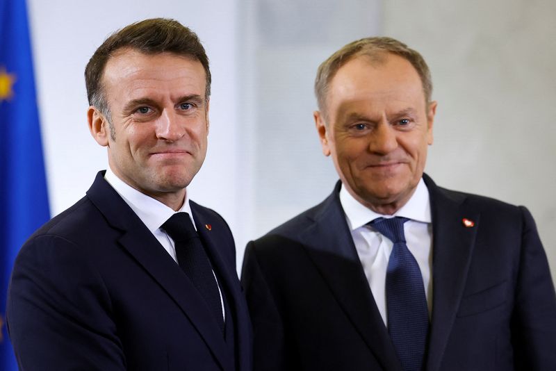 © Reuters. French President Emmanuel Macron meets with Polish Prime Minister Donald Tusk, at the Chancellery of the Prime Minister, in Warsaw, Poland, December 12, 2024. REUTERS/Kacper Pempel