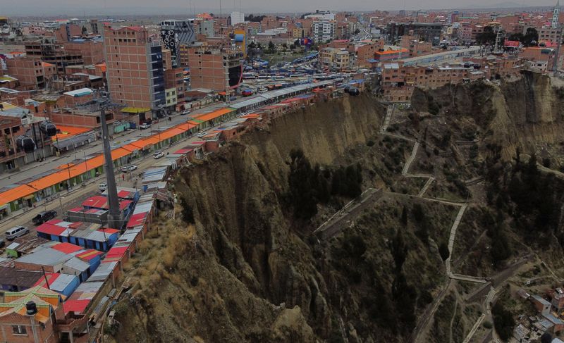 © Reuters. FILE PHOTO: A drone view shows a row of houses, locally known as 'suicide homes', dwellings built on the edge of an earth cliff and often serving as workplaces for Aymara shamans, in El Alto, Bolivia December 3, 2024. REUTERS/Claudia Morales/File Photo