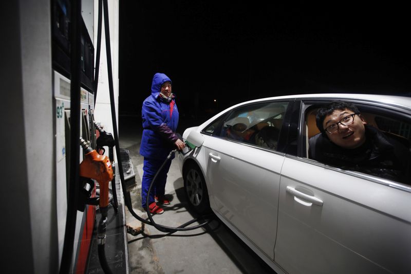 &copy; Reuters. FILE PHOTO: An employee fills the tank of a car with petrol at a gas station in Shanghai February 7, 2012.  REUTERS/Aly Song/File Photo