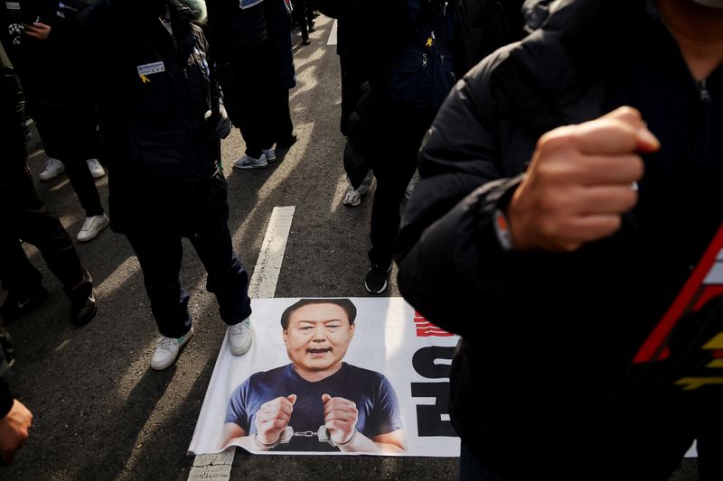 © Reuters. Protesters attend a rally calling for the impeachment of South Korean President Yoon Suk Yeol, who declared martial law, which was reversed hours later, in Seoul, South Korea, December 12, 2024. REUTERS/Kim Hong-Ji