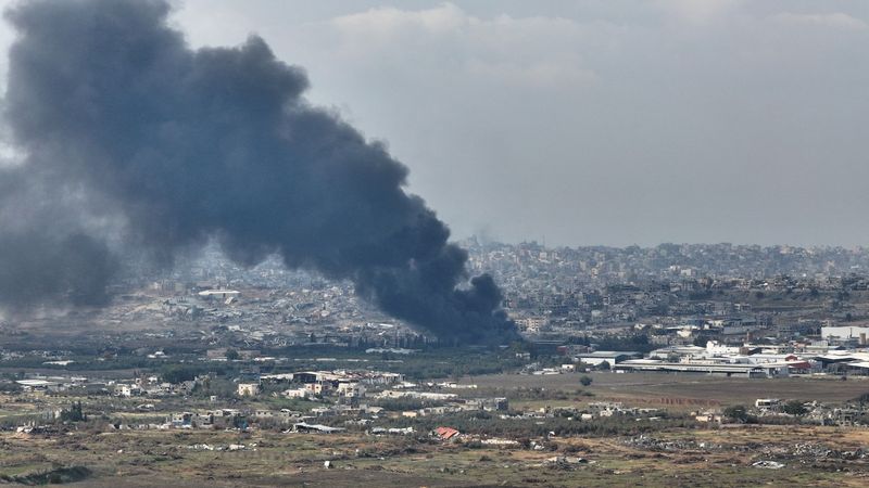 © Reuters. A drone view shows smoke above Beit Hanoun in the Gaza Strip, amid the ongoing conflict in Gaza between Israel and Hamas, as seen from near Kibbutz Nir Am in southern Israel, December 12, 2024. REUTERS/Ilan Rosenberg