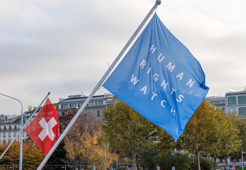 © Reuters. FILE PHOTO: A Human Rights Watch flag is pictured on the Mont-Blanc bridge in Geneva, Switzerland, November 7, 2024. REUTERS/Denis Balibouse/File Photo