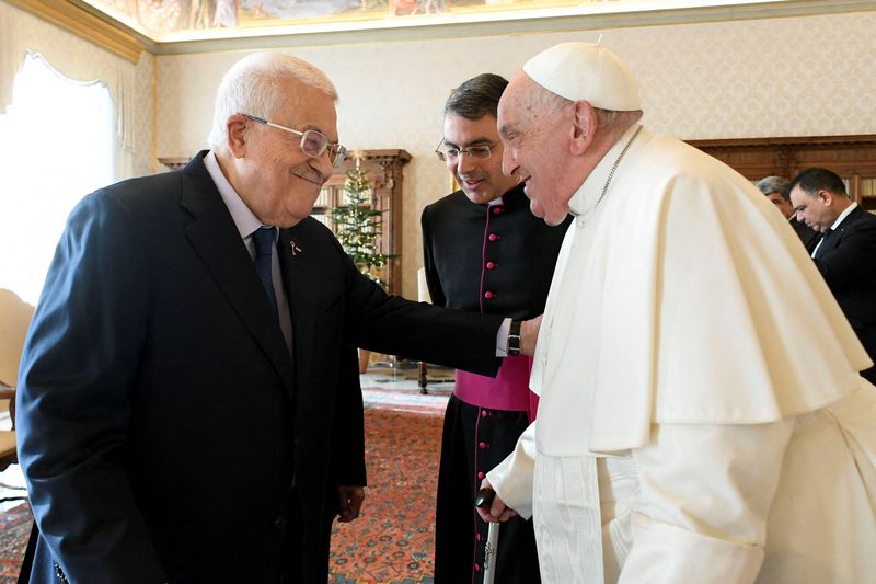 &copy; Reuters. Palestinian President Mahmoud Abbas meets Pope Francis at the Vatican, December 12, 2024. Vatican Media/­Handout via REUTERS