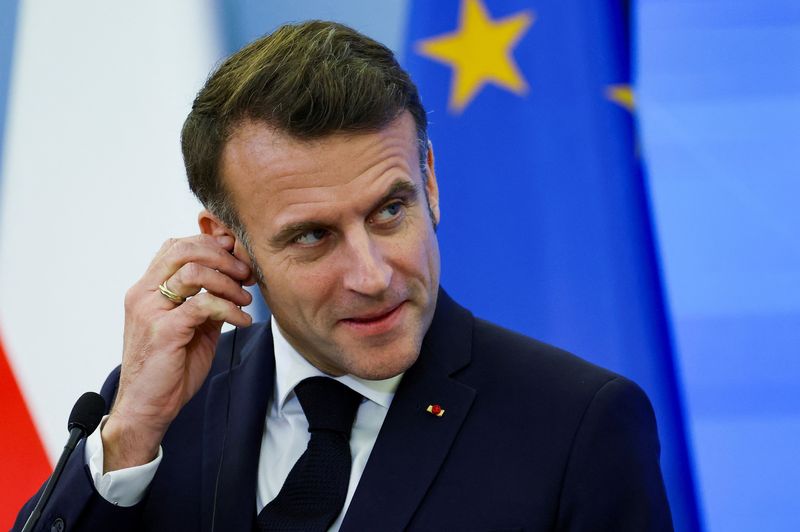 &copy; Reuters. Il presidente francese Emmanuel Macron guarda durante una dichiarazione presso la Cancelleria del Primo Ministro a Varsavia, Polonia, 12 dicembre 2024. REUTERS/Kacper Pempel