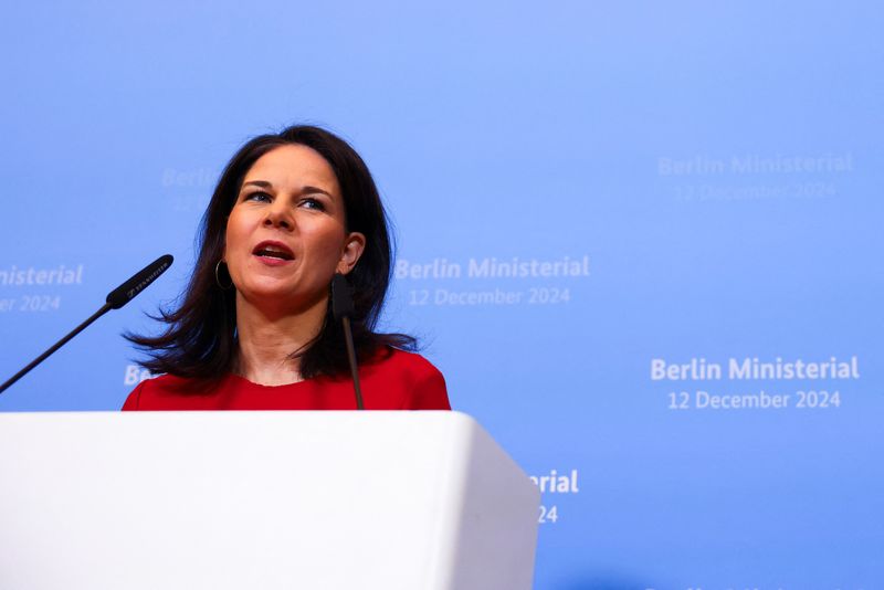 &copy; Reuters. La ministra degli Esteri tedesca Annalena Baerbock parla mentre partecipa a una riunione dei ministri degli Esteri europei a Berlino, Germania, 12 dicembre 2024.  REUTERS/Nadja Wohlleben