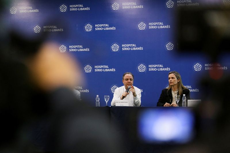 &copy; Reuters. O médico Roberto Kalil, líder da equipe médica que atende o presidente Luiz Inácio Lula da Silva, fala durante entrevista coletiva, após uma cirurgia no Hospital Sírio-Libanês, em São Paulo, Brasiln12/12/2024nREUTERS/Carla Carniel