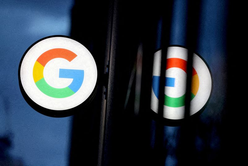 &copy; Reuters. FILE PHOTO: The logo for Google is seen at a Google store in Manhattan, New York City, U.S., November 17, 2021. REUTERS/Andrew Kelly/File Photo