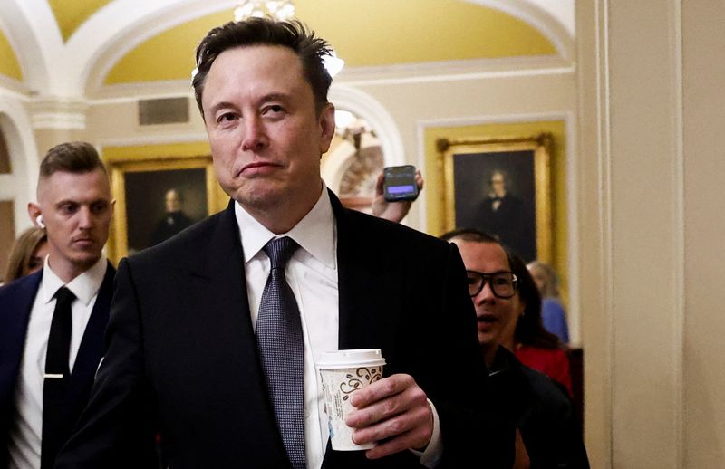 &copy; Reuters. Elon Musk walks on Capitol Hill on the day of a meeting with Senate Republican Leader-elect John Thune (R-SD), in Washington, U.S. December 5, 2024. REUTERS/Benoit Tessier/File photo