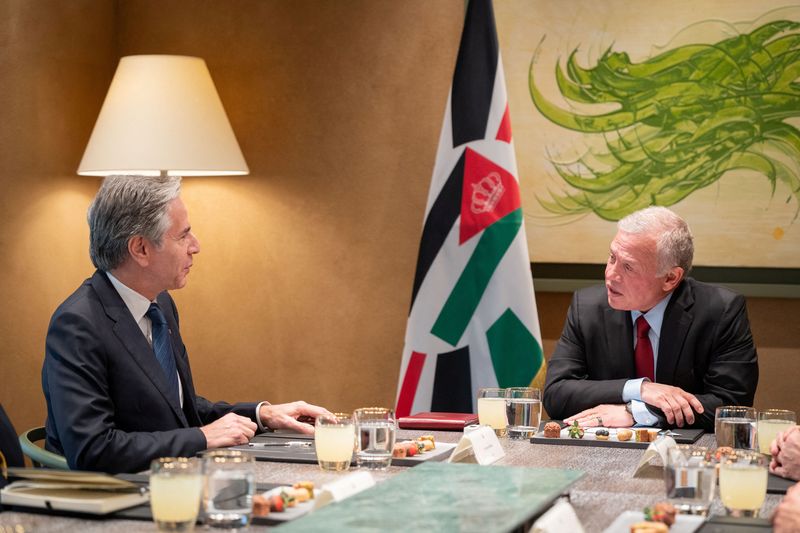 © Reuters. U.S. Secretary of State Antony Blinken meets with King Abdullah of Jordan in Aqaba, Jordan, in this handout released December 12, 2024. Jordanian Royal Court/Handout via REUTERS