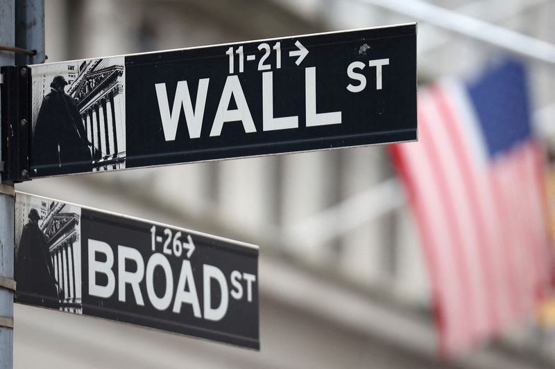 &copy; Reuters. Un'insegna di Wall Street è appesa davanti a una bandiera statunitense fuori dalla Borsa di New York a New York City, Stati Uniti, 18 settembre 2024. REUTERS/Andrew Kelly/File Photo