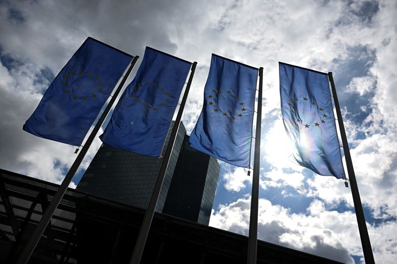 &copy; Reuters. Le bandiere dell'Unione Europea sventolano a Francoforte, Germania, il 12 settembre 2024. REUTERS/Jana Rodenbusch/Foto d'archivio